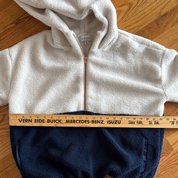 Evereve Two-Tone Sherpa Hoodie in Cream and Navy 1/4 zip, pockets - Picture 3 of 6